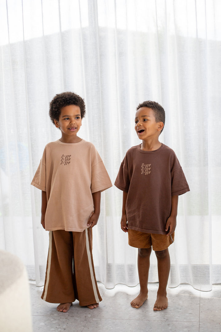 SIGNATURE TEE | PECAN (KIDS)