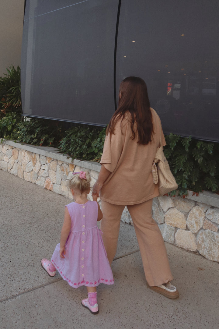 SIGNATURE TEE | PECAN (WOMEN'S)