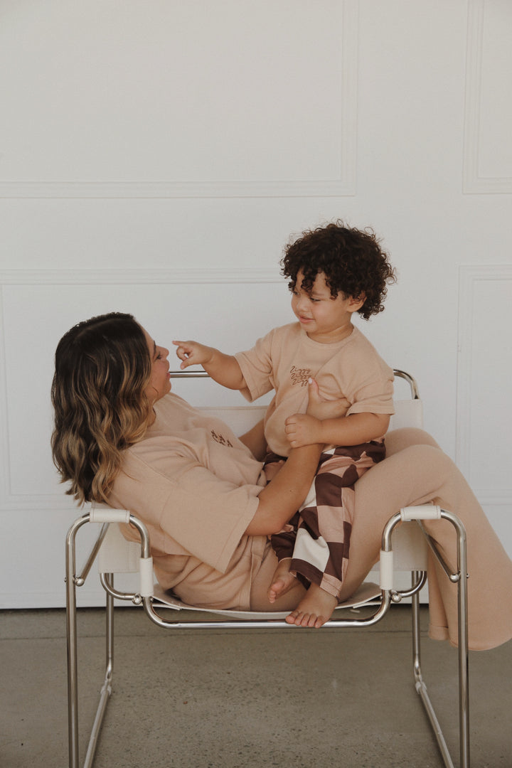 SIGNATURE TEE | PECAN (KIDS)