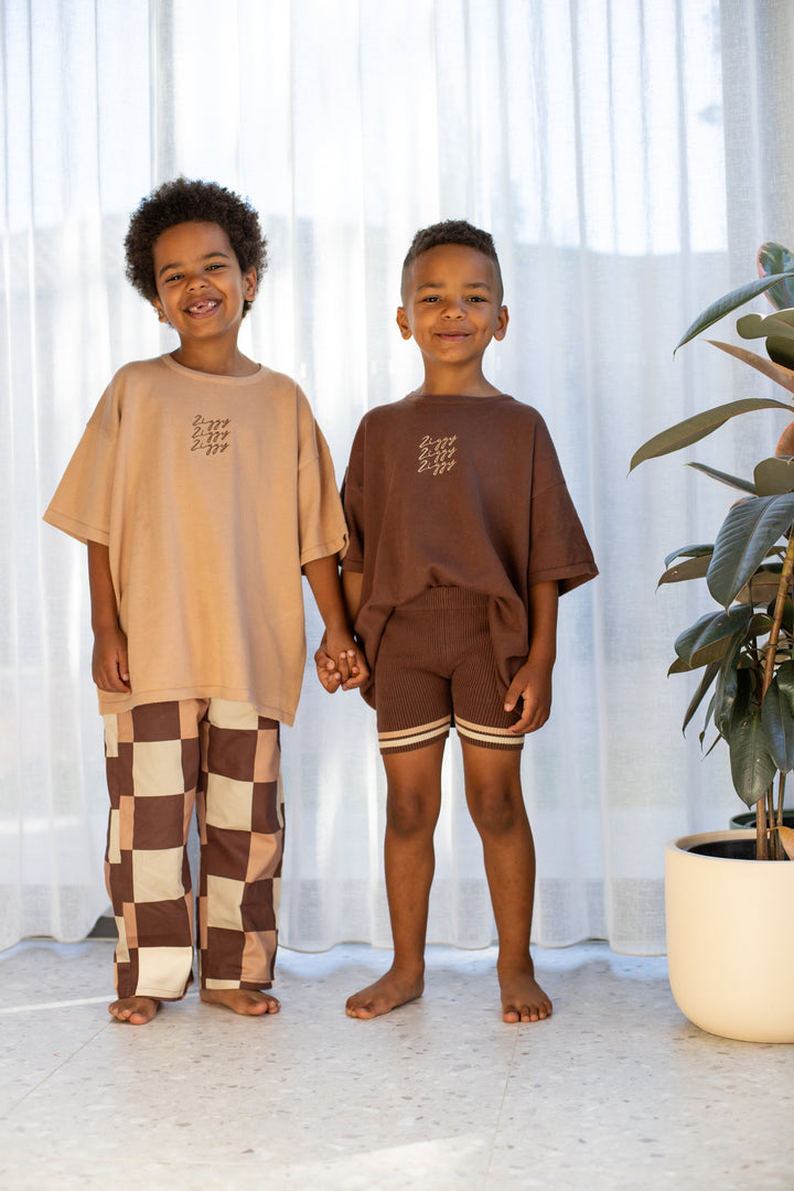 SIGNATURE TEE | PECAN (KIDS)