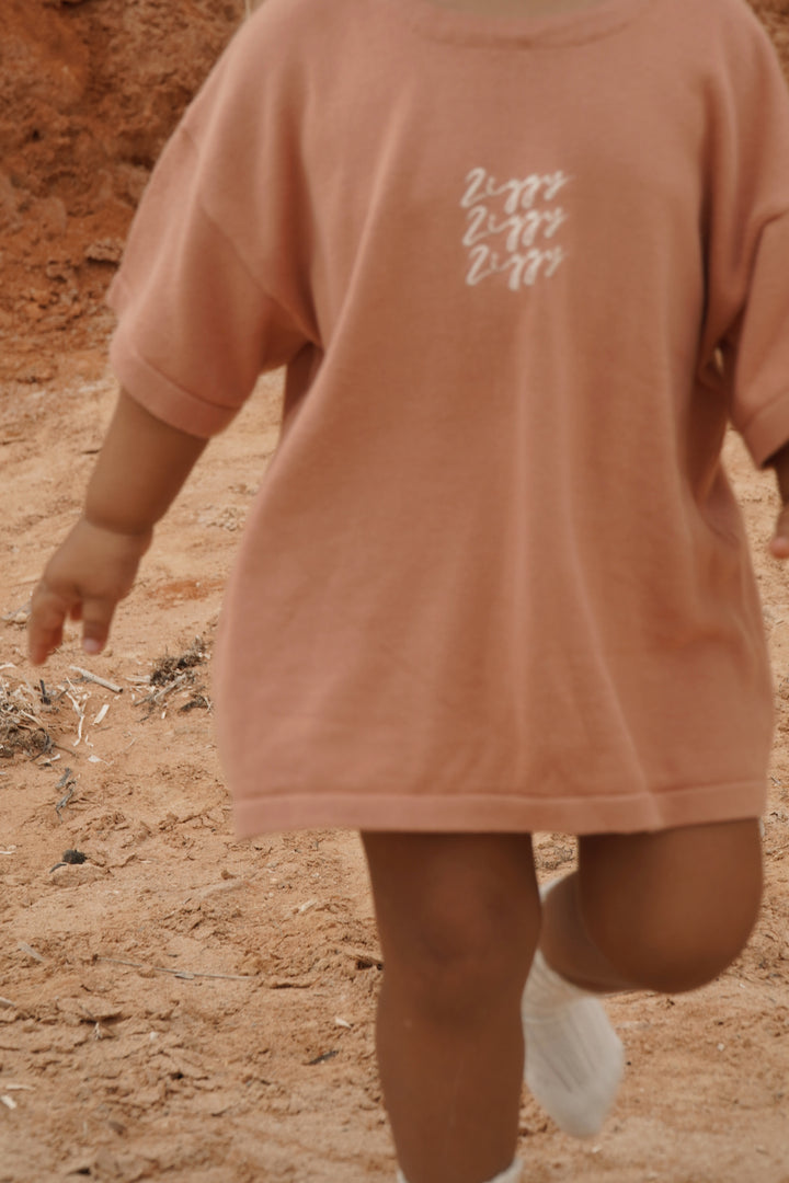 SIGNATURE TEE | CLAY (KIDS)