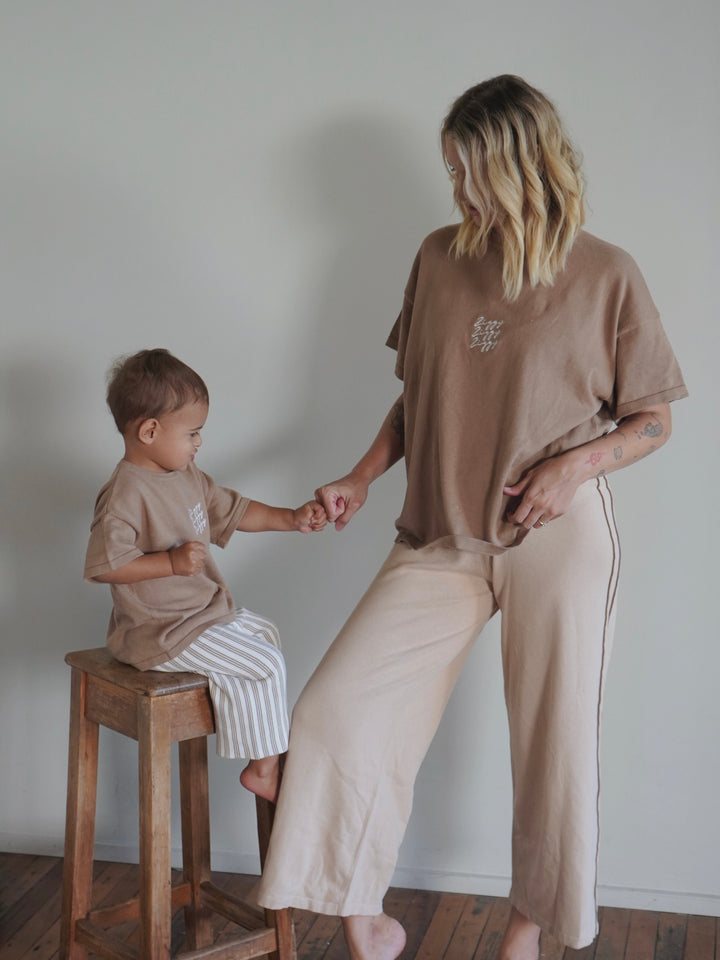 SIGNATURE TEE | MOCHA (KIDS)