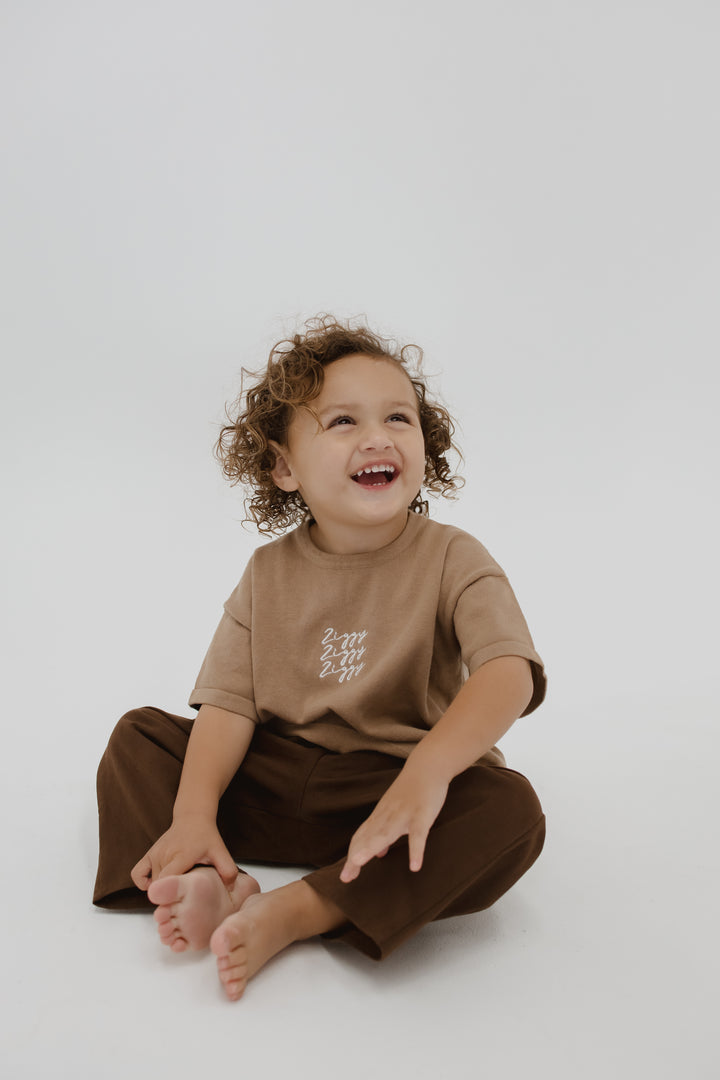 SIGNATURE TEE | MOCHA (KIDS)