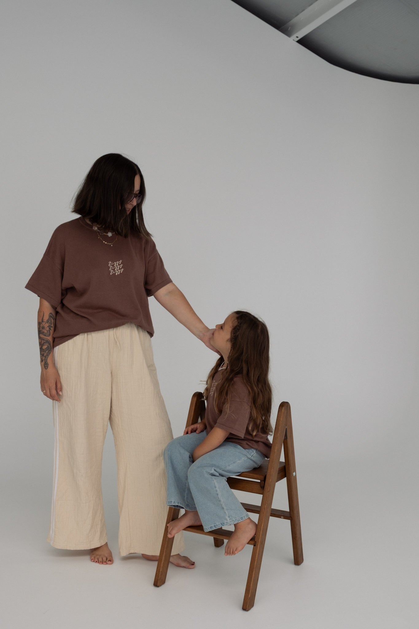 SIGNATURE TEE CHOCOLATE OG (WOMEN'S)
