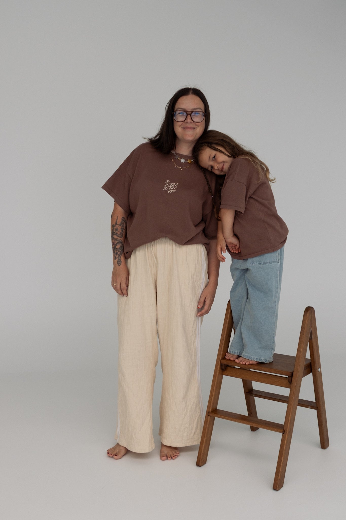 SIGNATURE TEE CHOCOLATE OG (WOMEN'S)