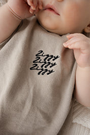SIGNATURE TEE DUSTY