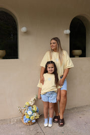 SIGNATURE TEE BUTTERCUP
