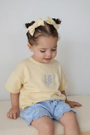 SIGNATURE TEE BUTTERCUP