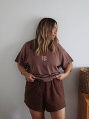 SIGNATURE TEE CHOCOLATE OG (WOMEN'S)