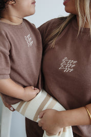 SIGNATURE TEE CHOCOLATE OG (WOMEN'S)