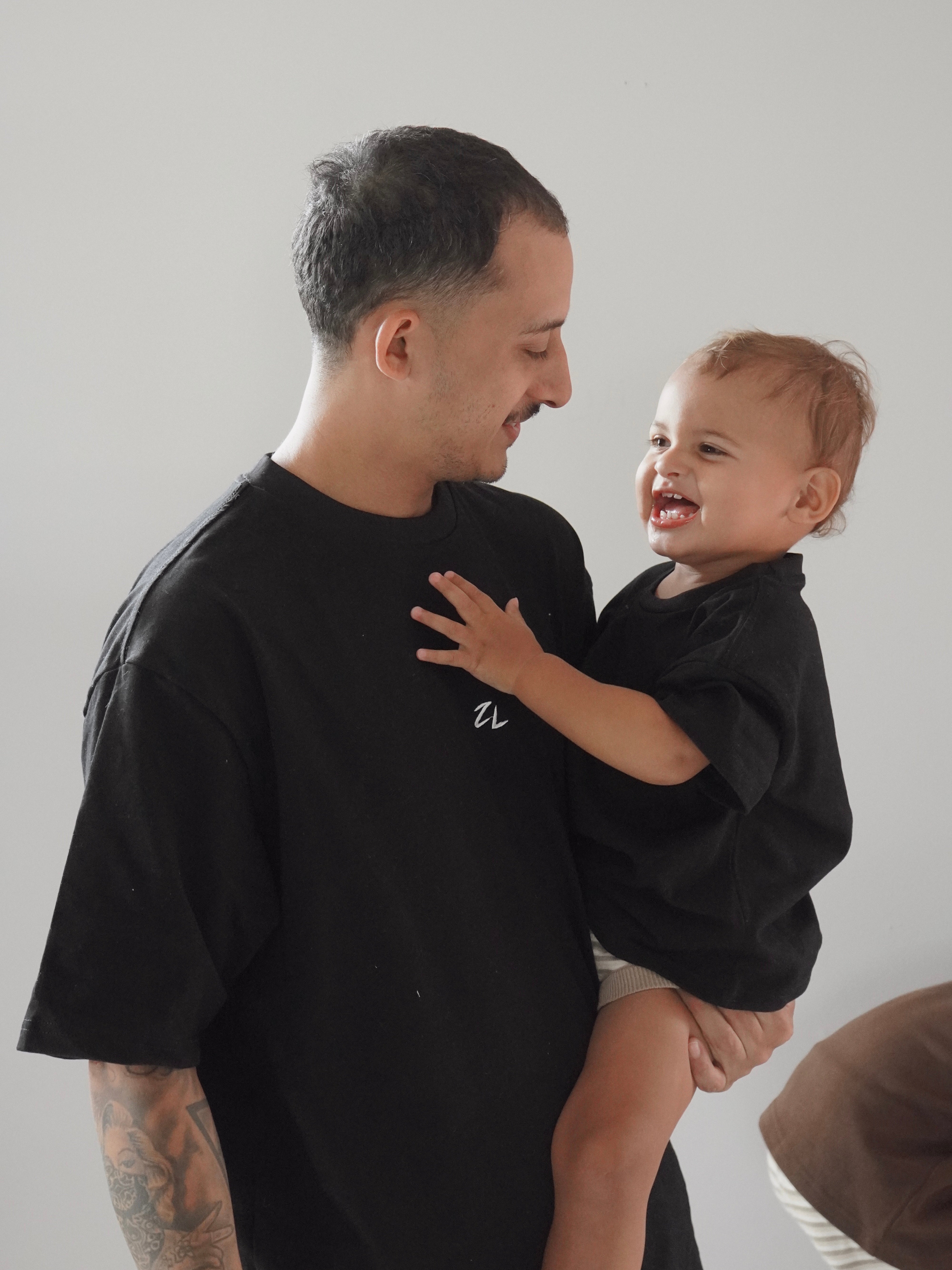 Ziggylou Tシャツ TEE | BLACK (KIDS) – ZIGGY LOU™