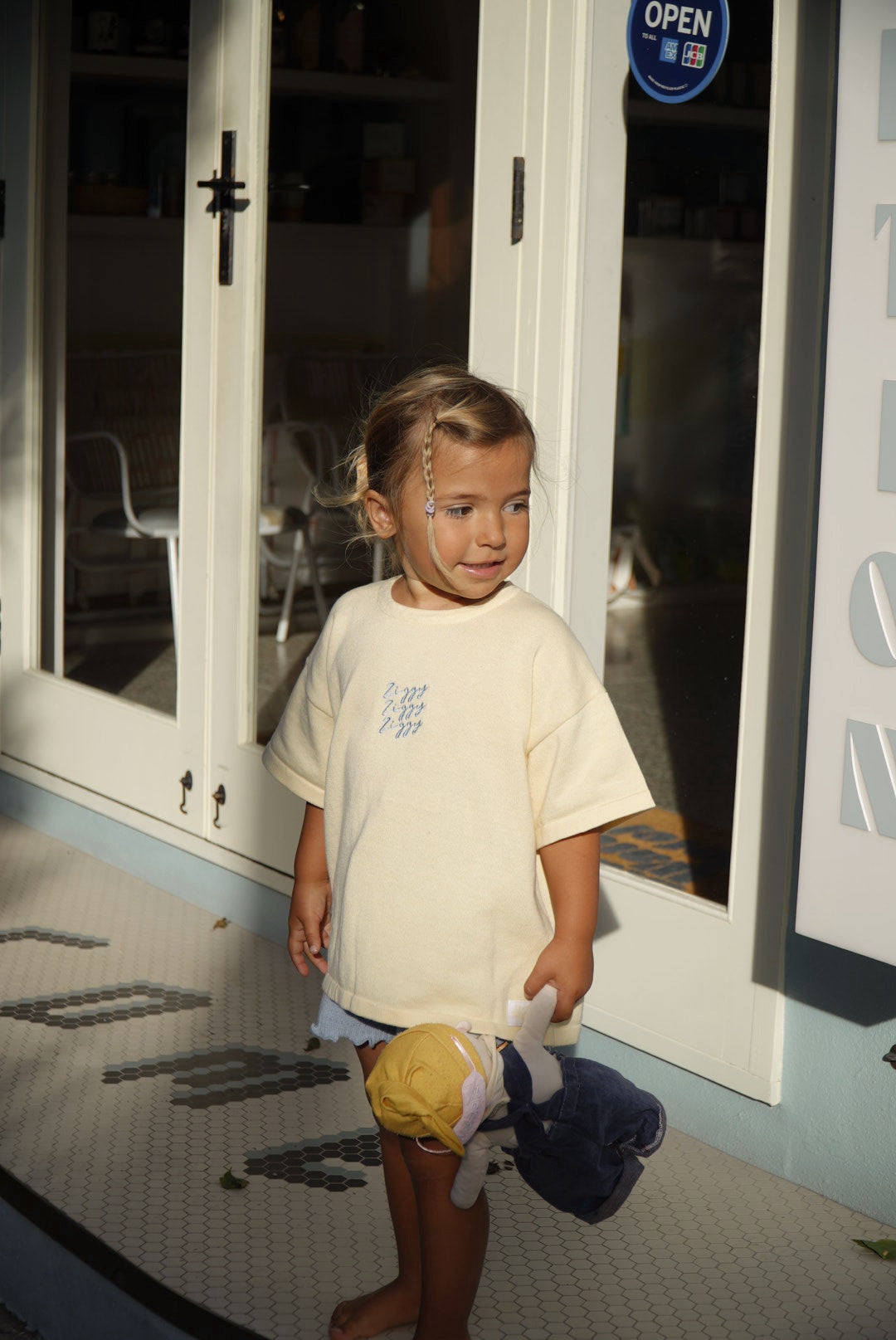 SIGNATURE TEE BUTTERCUP
