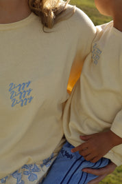 SIGNATURE TEE BUTTERCUP