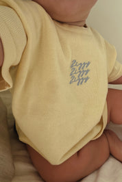 SIGNATURE TEE BUTTERCUP