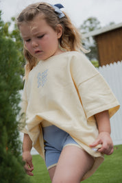 SIGNATURE TEE BUTTERCUP