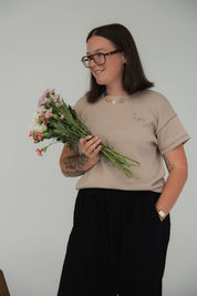 ESSENTIAL TEE TAUPE